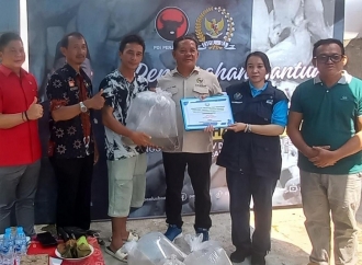 Paolus Hadi Serahkan Bibit Ikan dan Sarana Pendukung Untuk Kelompok Masyarakat di Kab. Sanggau