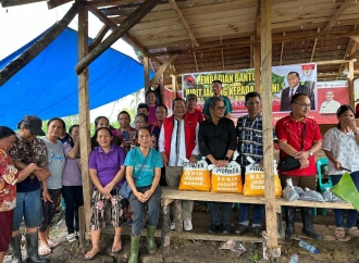 Rapidin Simbolon Bagikan Bibit Jagung Pioneer 32 Kepada Para Petani di Kabupaten Nias