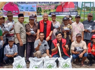 Sutarto Berikan Bantuan Bibit Jagung ke Petani di Desa Karang Anyar