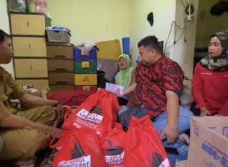 Yudha Puja Turnawan Kunjungi dan Salurkan Bantuan ke Sepasang Lansia Korban Kebakaran di Ciwalen Garut Kota