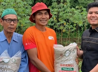 Banu Serahkan Program Jumat Berkah ke Para Petani di Kota Bogor