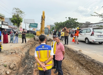 Edi Purwanto Tinjau Proses Pembangunan Jalan Rabat Beton Antara Desa Sungai Merah dan Desa Pelawan