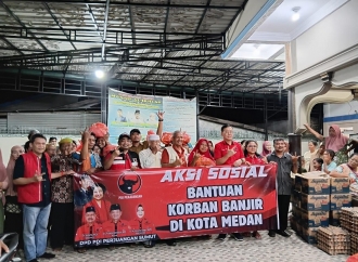 PDI Perjuangan Bantu Korban Banjir di Medan Labuhan