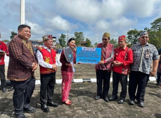 Karolin Salurkan Bantuan Perbaikan Rumah Tidak Layak Huni