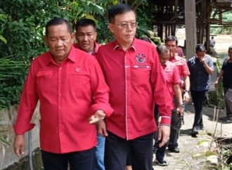 Rapidin Simbolon Salurkan Bantuan ke Korban Banjir di Kelurahan Sukaraja