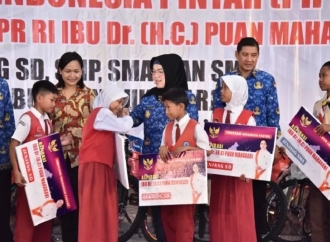 Etik Suryani Serahkan PIP 2025 Aspirasi Puan Maharani Untuk 15.637 Siswa di Sukoharjo