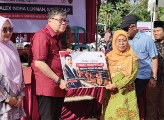 Alex Indra Lukman Serahkan Bantuan Alat Pertanian, Bibit Produktif, dan Paket Pangan ke Warga Nagari Nanggalo