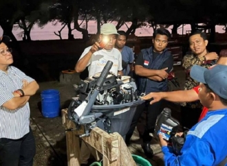 Sonny Danaparamita Salurkan 15 Unit Mesin Tempel Bagi Kelompok Nelayan di Banyuwangi
