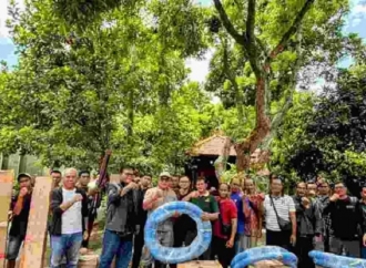 Adi Wiryatama Panen Padi dan Serahkan Bantuan 15 Unit Mesin Air dan 30 Set Alat Pancing ke Nelayan Tabanan