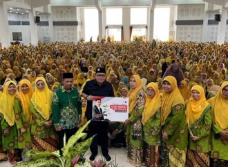 Alex Indra Lukman Salurkan 85 Ribu Batang Bibit Produktif Bagi Warga Muhammadiyah Sumbar