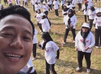 Denny Cagur Gelar Senam Sehat dan Serahkan Bantuan Rehab Sekolah di Bandung Barat