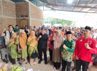 Alex Indra Lukman Serahkan Bantuan Pangan Kepada 447 Penerima di Nagari Sungai Tarab Kabupaten Tanah Datar