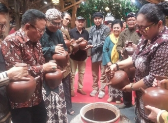 Endah Subekti Ingatkan Pesan Bung Karno 'Jasmerah' di Festival Budaya Ndeso Kluthuk 2025 
