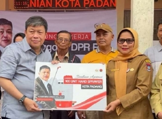 Alex Indra Lukman Serahkan Bantuan Alsintan ke Poktan dan Kelompok Wanita Tani Se-Kota Padang