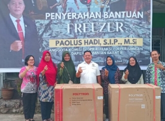 Paolus Hadi Serahkan Bantuan Freezer ke Kelompok Usaha Pengolah dan Pemasar Ikan