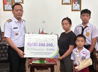 Wali Kota Tomohon Caroll Senduk Serahkan Bantuan Bagi Perlindungan Sosial Pekerja