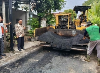 Budi Wahono Wujudkan Aspirasi Warga Lewat Rehabilitasi Jalan Hotmix di Desa Bacem