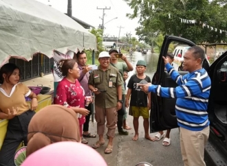 Darma Wijaya Tinjau dan Salurkan Bantuan untuk Korban Banjir Sergai