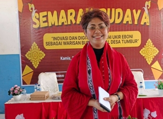 Mercy Barends Dorong Maksimalkan Seni Ukir di Desa Tumbur