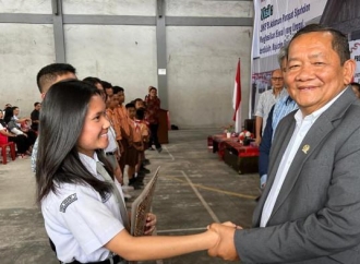 Rapidin Salurkan Bantuan Beasiswa kepada 877 Pelajar di Kabupaten Toba dan Tapanuli Utara