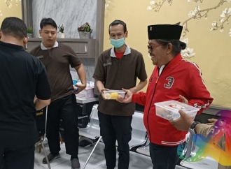 Budi Leksono Bagikan 500 Paket Makanan