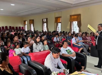 Rapidin Simbolon Salurkan Bantuan Beasiswa Kepada 383 Pelajar di Kabupaten Samosir