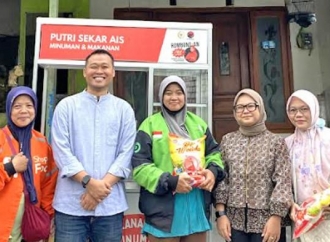 Nila Yani Berikan Bantuan ke Pengemudi Ojol di Kabupaten Gresik