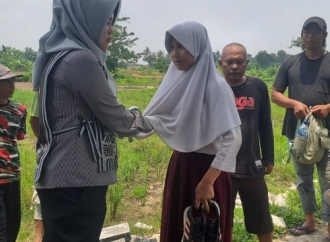 Sarifah Ainun Berikan Bantuan Beli Sepatu Baru Saat Tinjau Pebaikan Infrastruktur