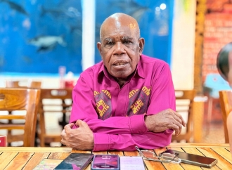 Obet Ajak Masyarakat Hentikan Perburuan Burung Cendrawasih dan Kasuari