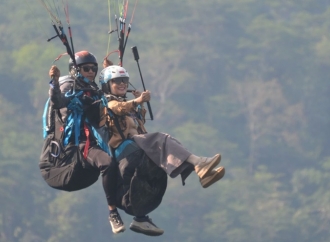 Bupati Dyah Dorong Sport Tourism Paralayang Lebih Aman
