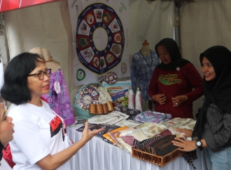 MY Esti Wijayati Kunjungi Stand UMKM