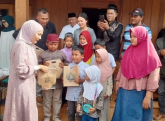Dyah Kartika Serahkan Santunan Uang Tunai dan Alat Tulis Kepada 200 Anak Yatim Piatu