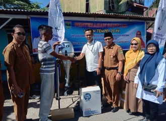 Albert Hendra Lukman Serahkan Bantuan Mesin Kapal