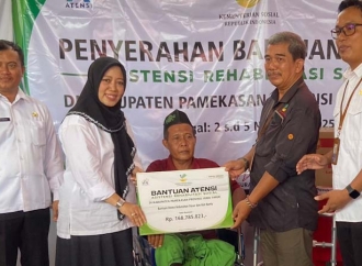 Ansari Serahkan Bantuan Kursi Roda Kepada Puluhan Penerima