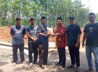 Nanang Permana Serahkan Bantuan Benih Jagung ke Pesantren Darussalam 2 Afiah