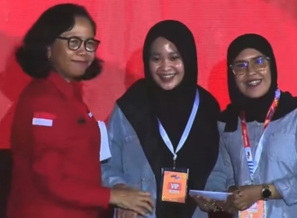 MY Esti Serahkan Penghargaan kepada Mahasiswa KIP Kuliah Berprestasi di Merah Muda Fest 2025