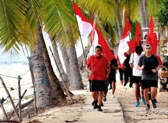 Hasto & Kader Muda PDI Perjuangan Joging Bawa Merah Putih dan Bendera Partai di Pantai Rote Ndao