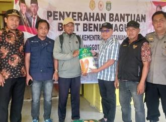 Agus Ambo Djiwa Serahkan Langsung Bantuan Benih Jagung ke Sejumlah Poktan di Kantor Desa Doda