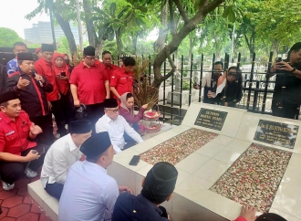 Hari Pahlawan 2025: Hasto Kristiyanto & Kader PDI Perjuangan Surabaya Ziarah ke Makam Bung Tomo dan W.R Supratman