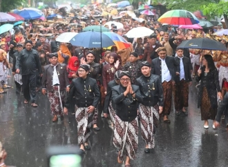 Guyuran Hujan Tak Surutkan Semangat Bupati Agus Pimpin Kirab Boyong Menoreh