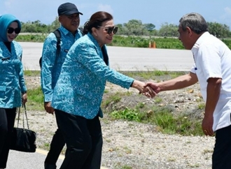 Bupati Benyamin Noach Sambut Ketua TP-PKK Maluku