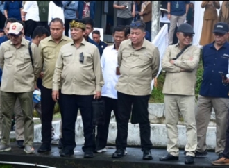 Alex Indra Lukman Bersama Komisi IV DPR Panen Ikan dan Serahkan Bantuan Calon Indukan di BBI Batu Kumbung