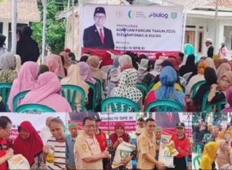 Rokhmin Dahuri Serahkan Bantuan Pangan ke 612 Keluarga Penerima Manfaat di Desa Haurkolot