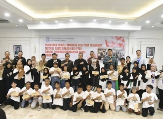 Bupati Sujiwo Serahkan Bonus ke Pelajar Juara Umum Festival Tunas Bahasa Ibu 