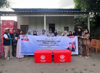 Agus Ambo Djiwa Serahkan Bantuan Coolbox Untuk Kelompok Nelayan di Dusun Muara, Desa Tikke 
