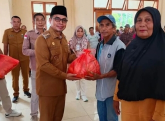 Sirajudin Lasena Serahkan Bantuan Sosial untuk 494 Warga Bolangitang Timur