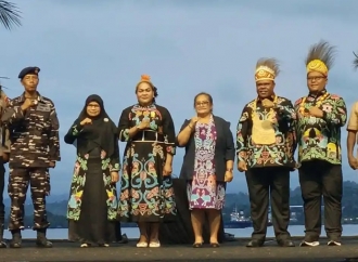 Bupati Hermus Angkat Persatuan Budaya di Karnaval Teluk Doreh