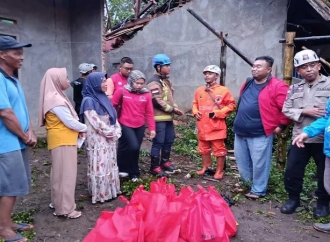 Yudha Puja Turnawan Turun Langsung Bantu Korban Pohon Tumbang di Banyuresmi Garut