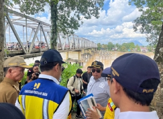 Lasarus Tekankan Menteri PU Penting Segera Tangani Jembatan Melawi yang Kerap Macet