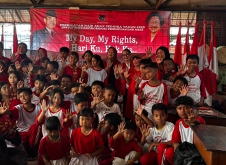 PDI Perjuangan Rayakan Hari Anak Sedunia di Sekolah Darurat Kartini Ibu Guru Kembar